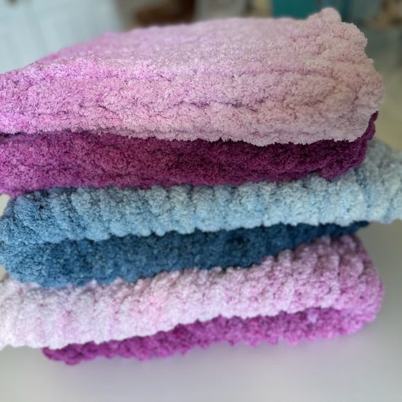 Gradient Ombre Chunky Knit Baby Toddler Pet Blanket - Fluffy and Soft Hand Knit - Picture 3 of 9